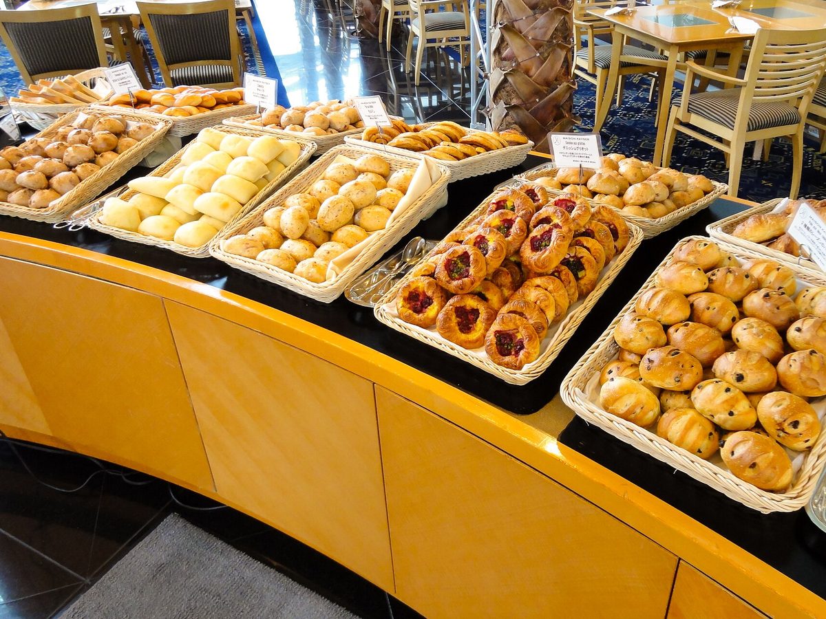 Frokostbuffet med kurver fulle av rundstykker og bakverk